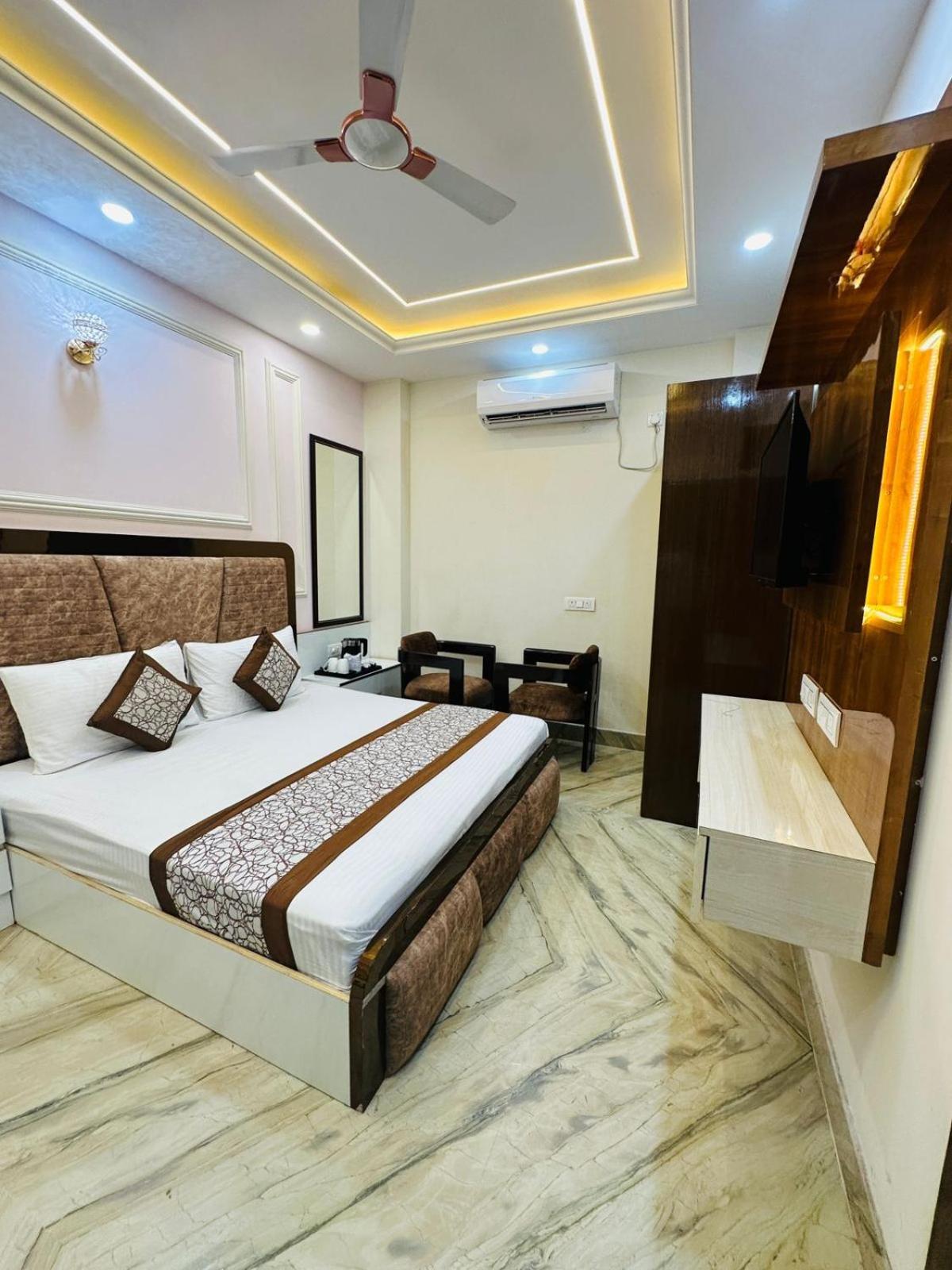 Hotel Samrat Residency 10 Mints Walking Distance Nizamuddin Railway Station Нью-Дели Экстерьер фото